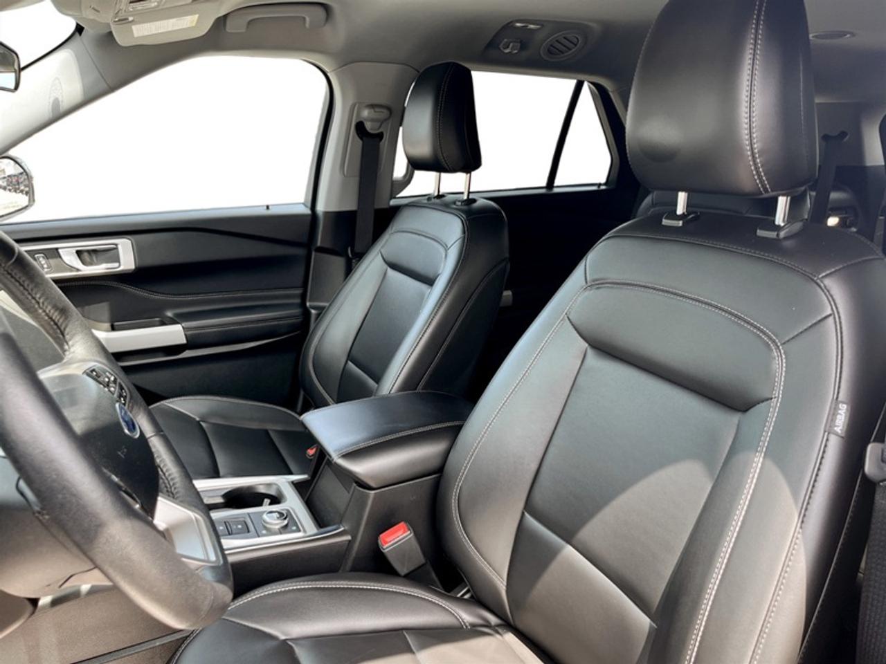 2024 Ford Explorer XLT  **6 PASSENGER** Photo