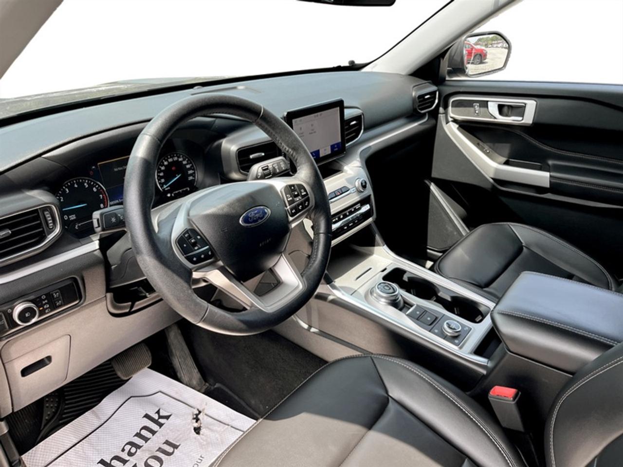2024 Ford Explorer XLT  **6 PASSENGER** Photo