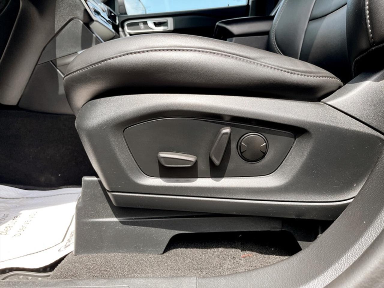 2024 Ford Explorer XLT  **6 PASSENGER** Photo