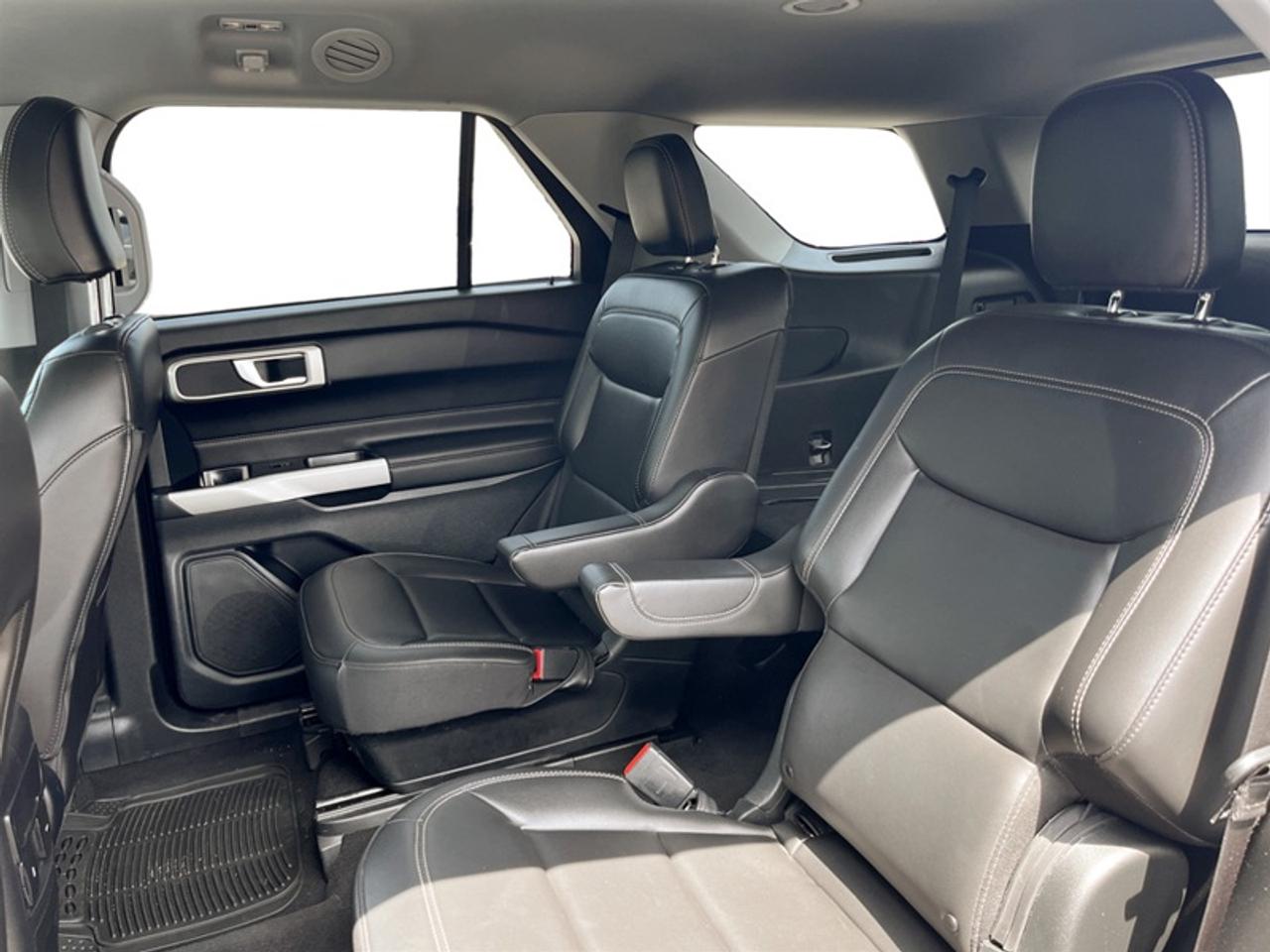 2024 Ford Explorer XLT  **6 PASSENGER** Photo