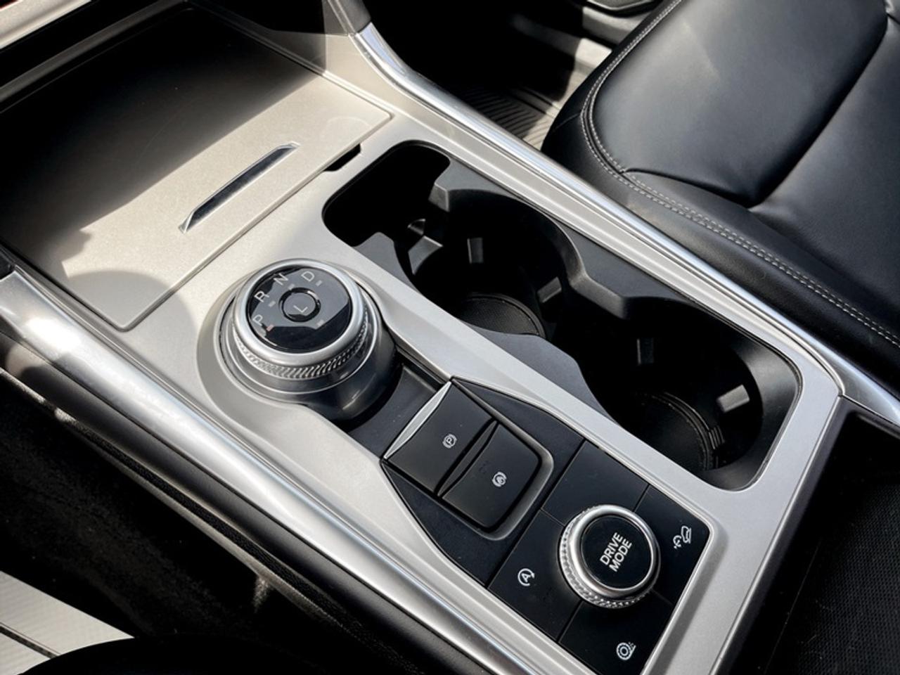 2024 Ford Explorer XLT  **6 PASSENGER** Photo