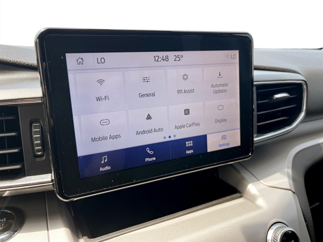 2024 Ford Explorer XLT  **6 PASSENGER** Photo