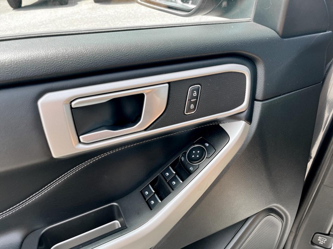 2024 Ford Explorer XLT  **6 PASSENGER** Photo