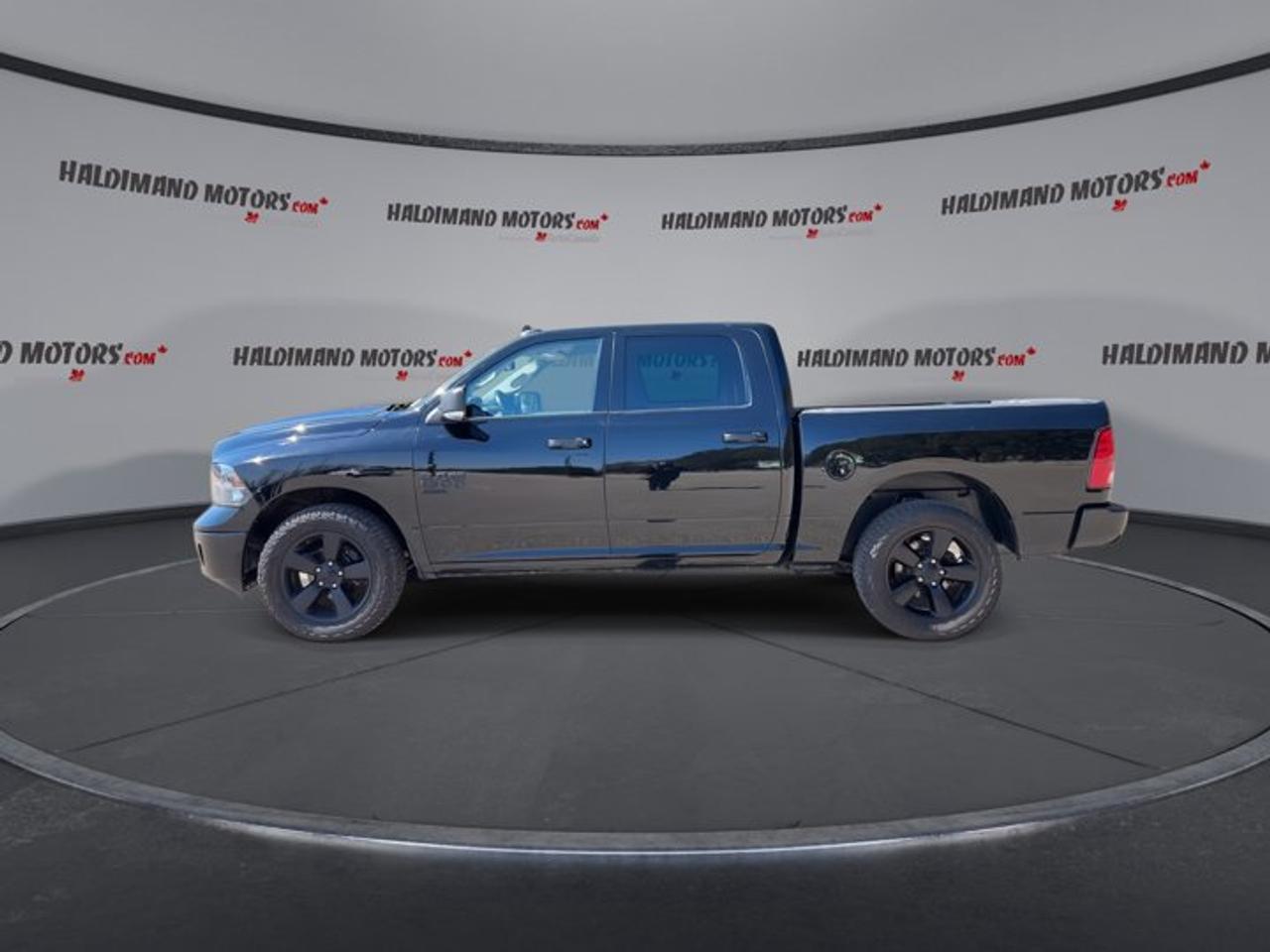 2022 RAM 1500 Classic SLT Crew Cab 5'7 Box 4x4 Photo4