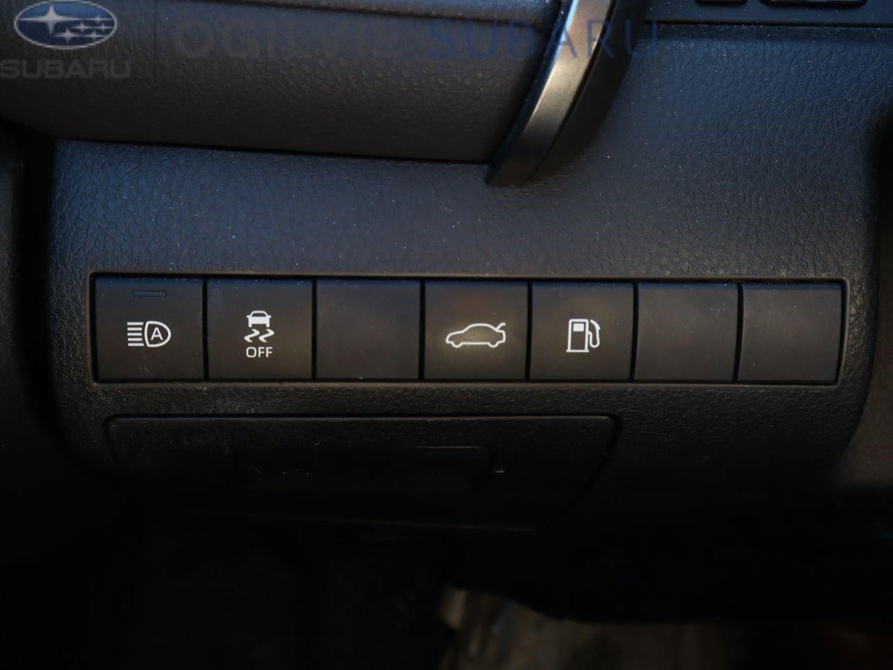 2018 Toyota Camry Hybrid SE 4dr Sedan Photo