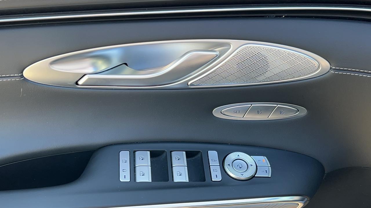 2025 Genesis GV70 2.5T ADVANCED, NEW TIRES, SNOW TIRES, PANO, NAVI Photo