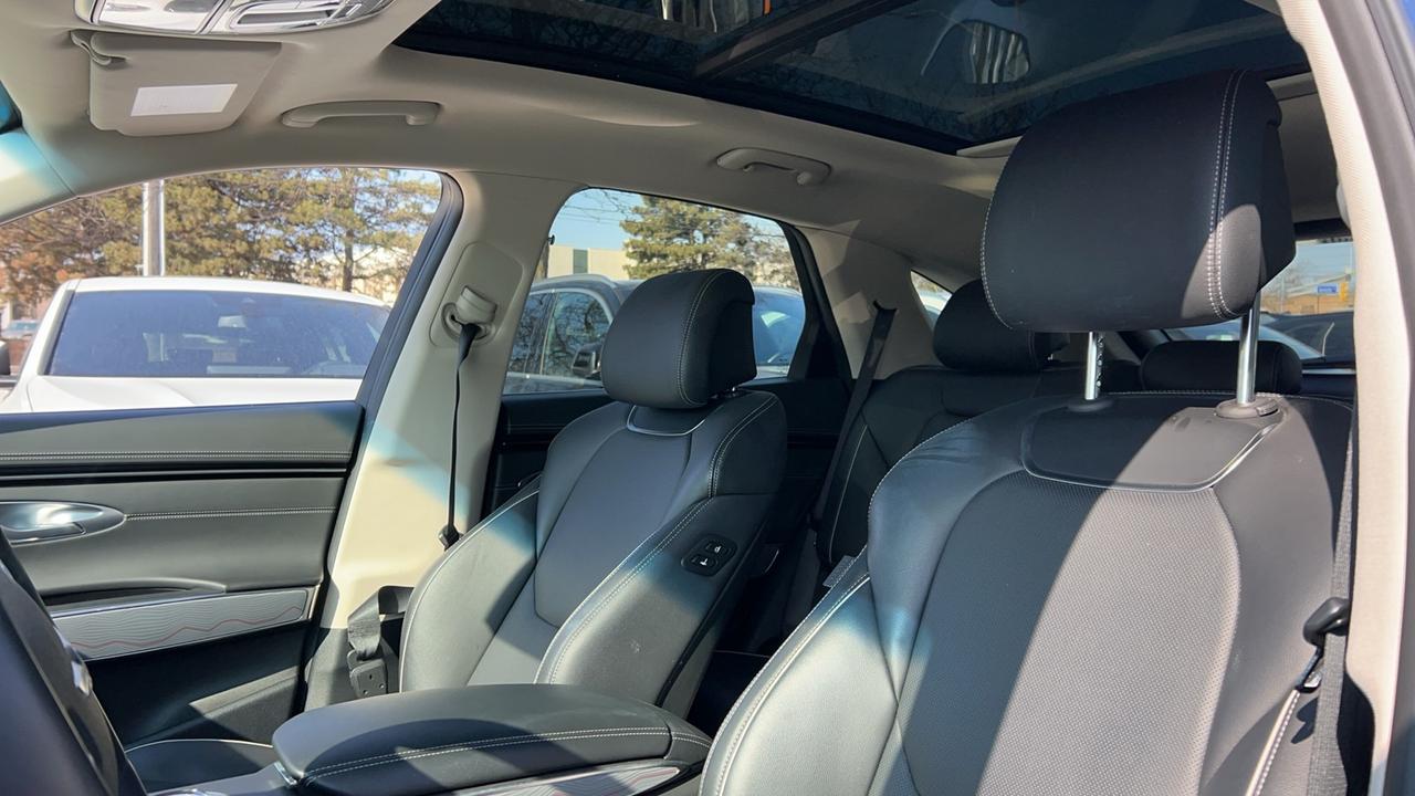 2025 Genesis GV70 2.5T ADVANCED, NEW TIRES, SNOW TIRES, PANO, NAVI Photo