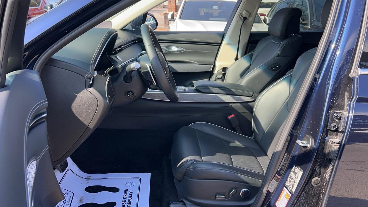 2025 Genesis GV70 2.5T ADVANCED, NEW TIRES, SNOW TIRES, PANO, NAVI Photo