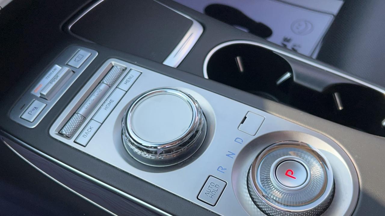 2025 Genesis GV70 2.5T ADVANCED, NEW TIRES, SNOW TIRES, PANO, NAVI Photo