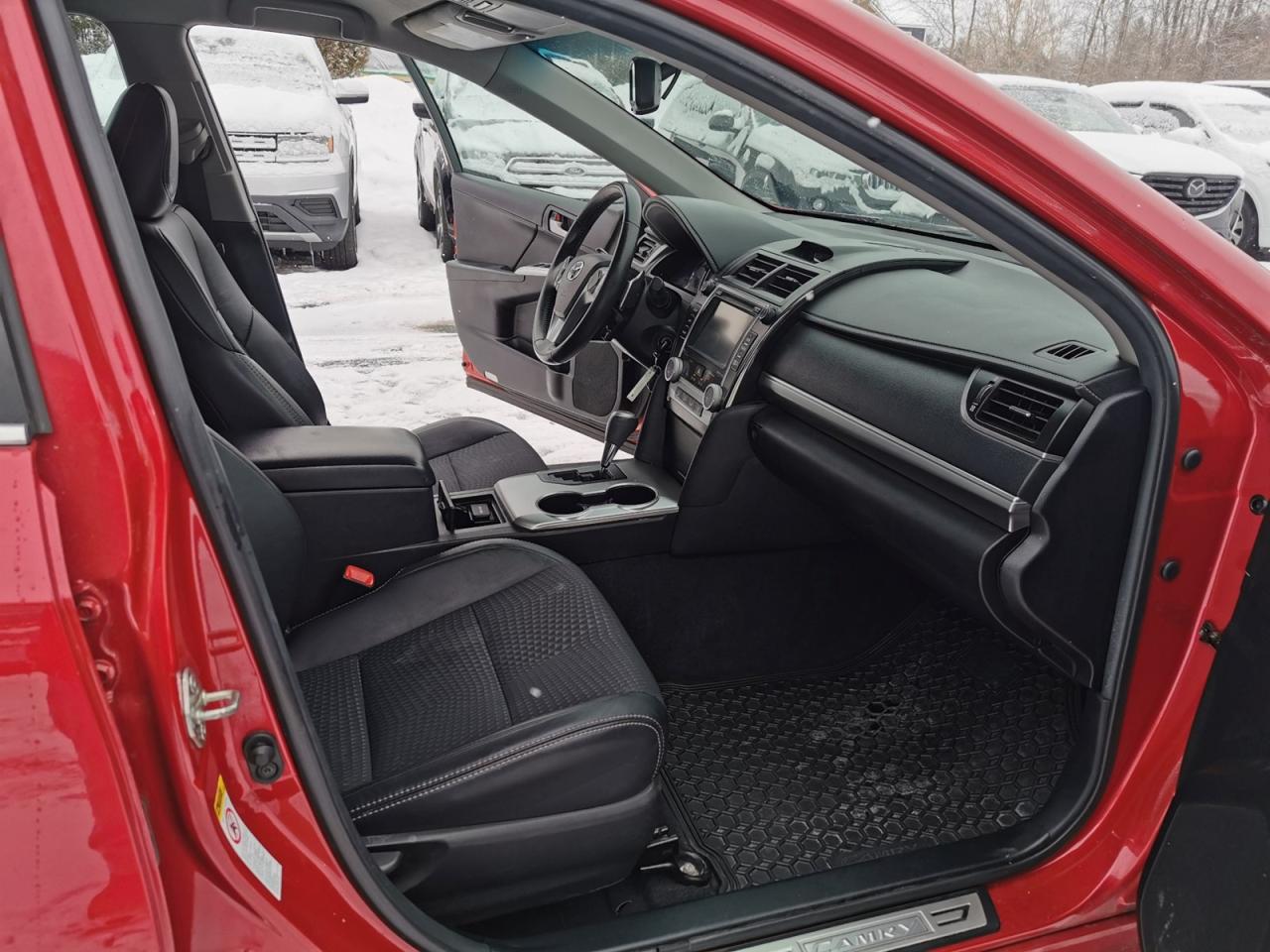 2014 Toyota Camry SE Photo