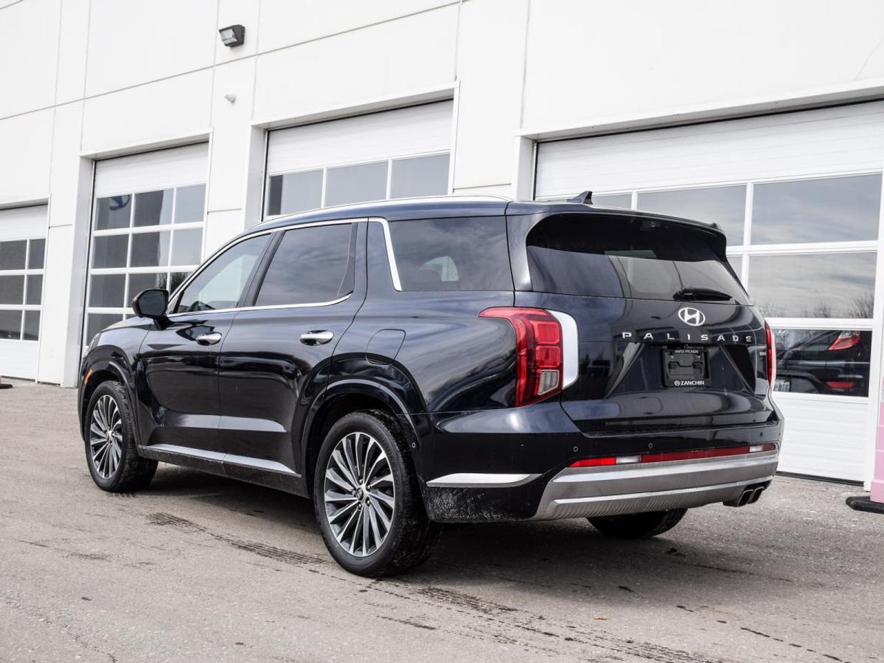 2023 Hyundai PALISADE Ultimate Calligraphy   1 owner, No Accidents, Photo3
