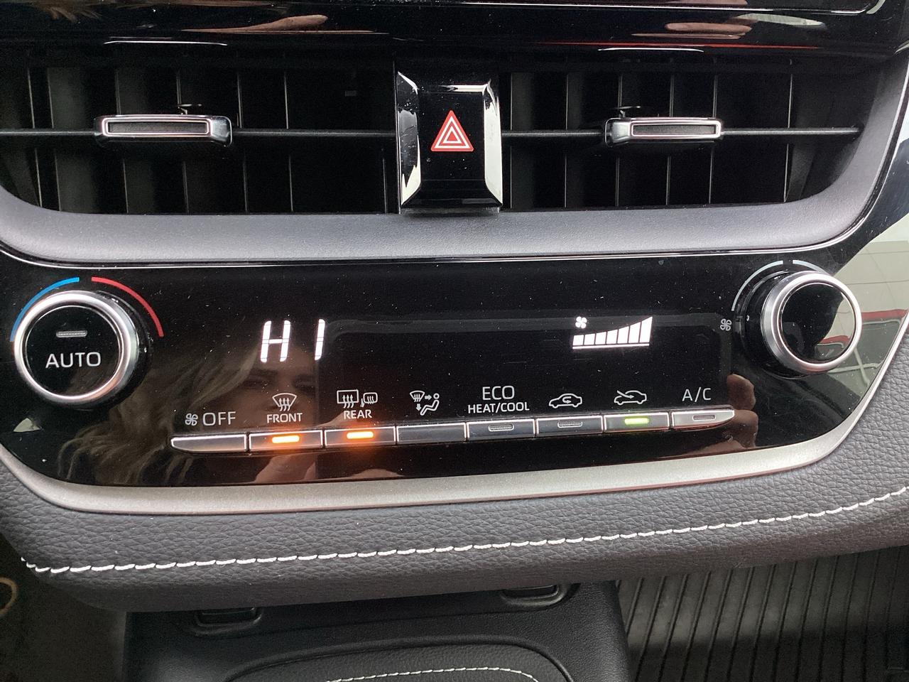 2022 Toyota Corolla Hatchback SE Photo