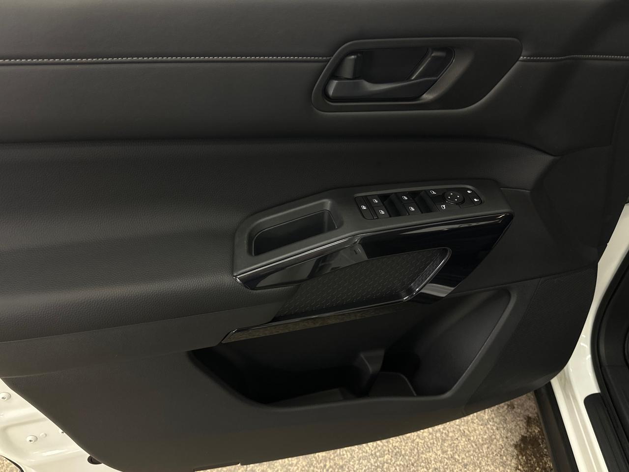 2024 Nissan Pathfinder SV 4dr 4x4 Photo