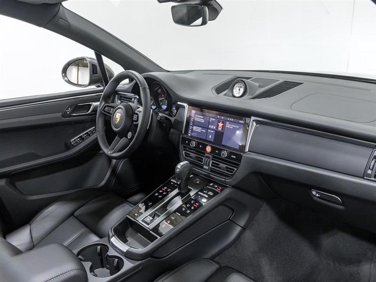 2026 Porsche Macan  Photo