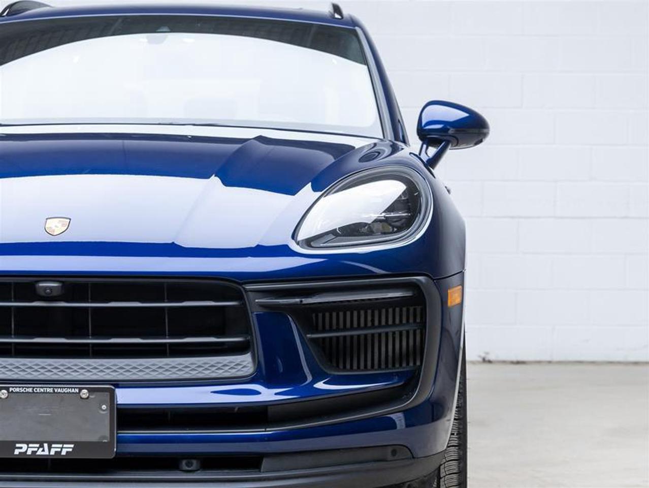 2023 Porsche Macan  Photo3