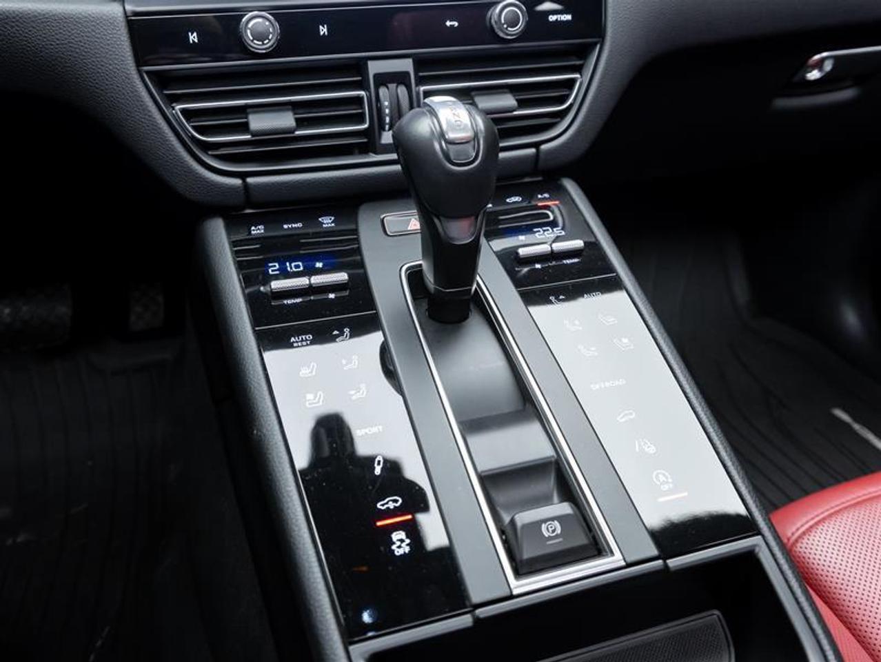 2023 Porsche Macan  Photo