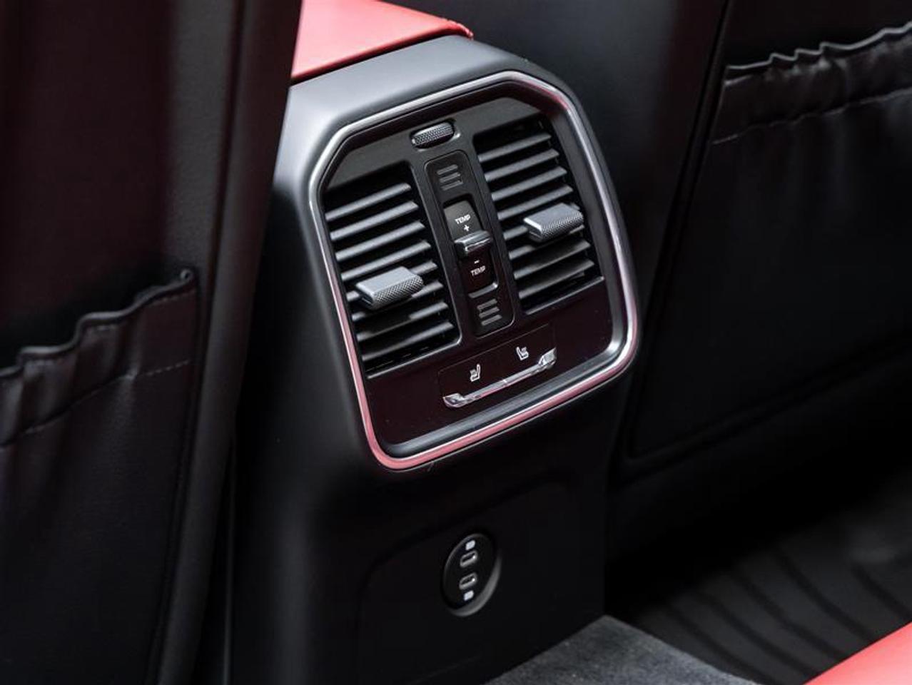 2023 Porsche Macan  Photo