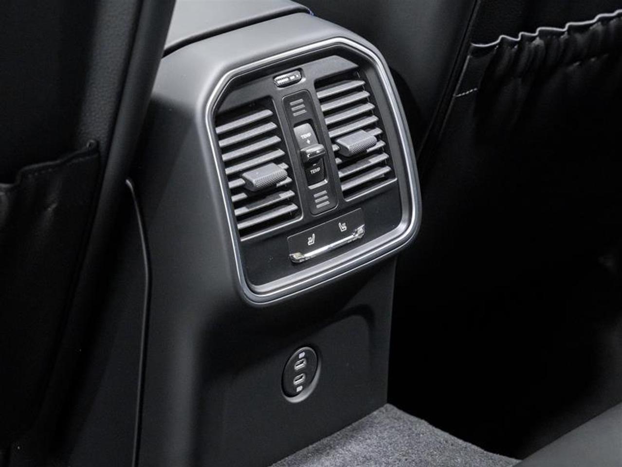 2026 Porsche Macan  Photo