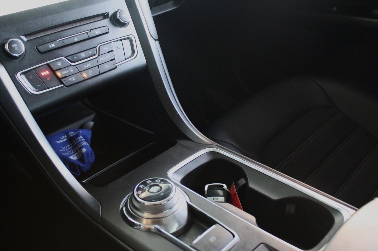 2018 Ford Fusion SE, 1-owner, Certified ready to go Photo