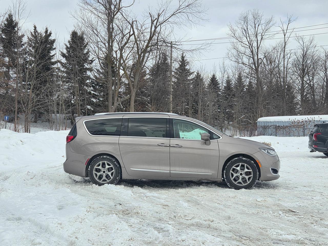 2018 Chrysler Pacifica Touring-L Plus Photo2