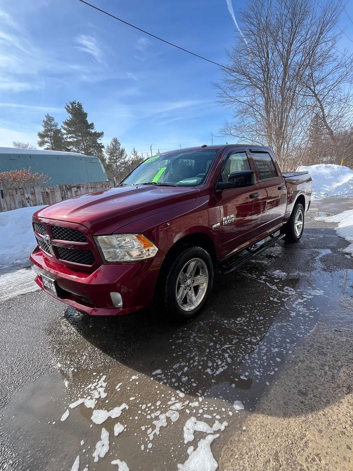 2018 RAM 1500 HEMI 4x4 Crew Cab 5'7" Box Photo4