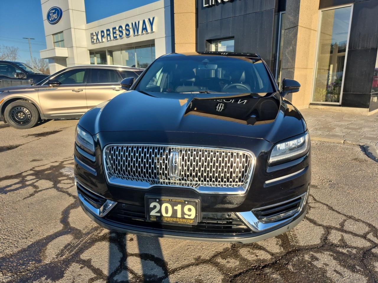2019 Lincoln Nautilus AWD, RESERVE, TECH PACK, DRIVER PACK, LOCAL TRADE! Photo2