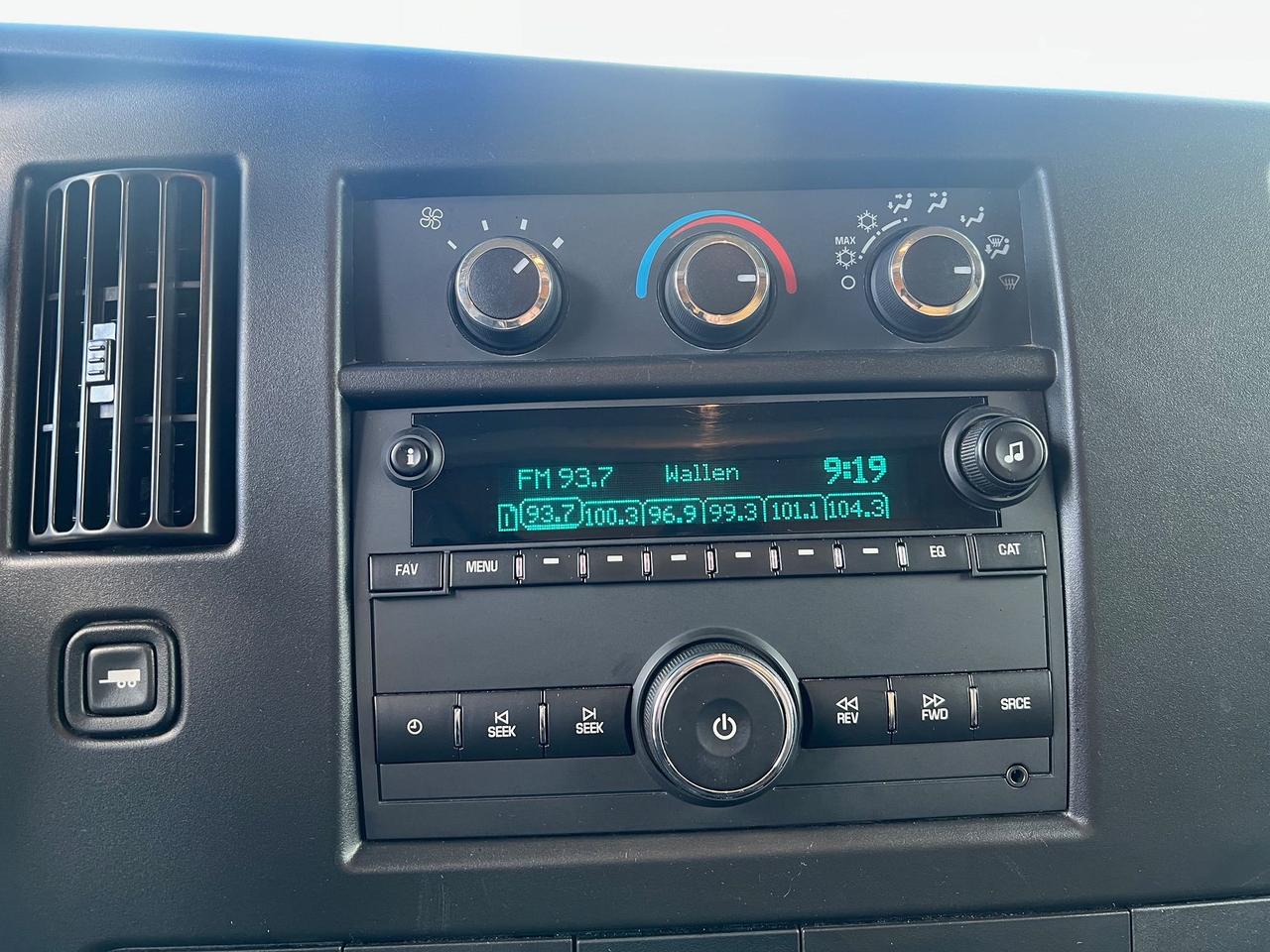 2023 Chevrolet Express Commercial Cutaway 4500 Van 177" Photo34