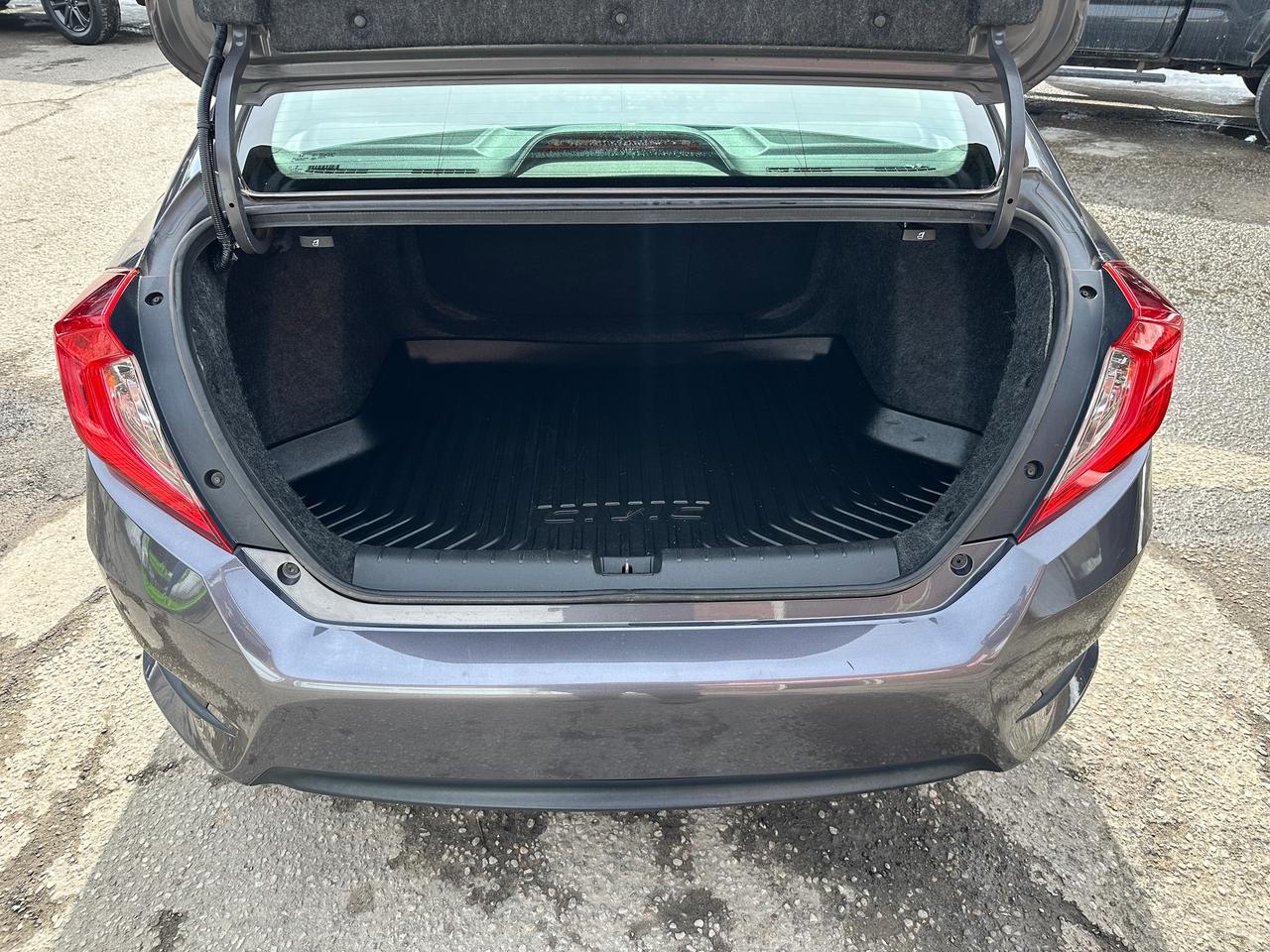 2018 Honda Civic SE HTD-Cloth RemStart HondaSense CarPlay BackupCam Photo