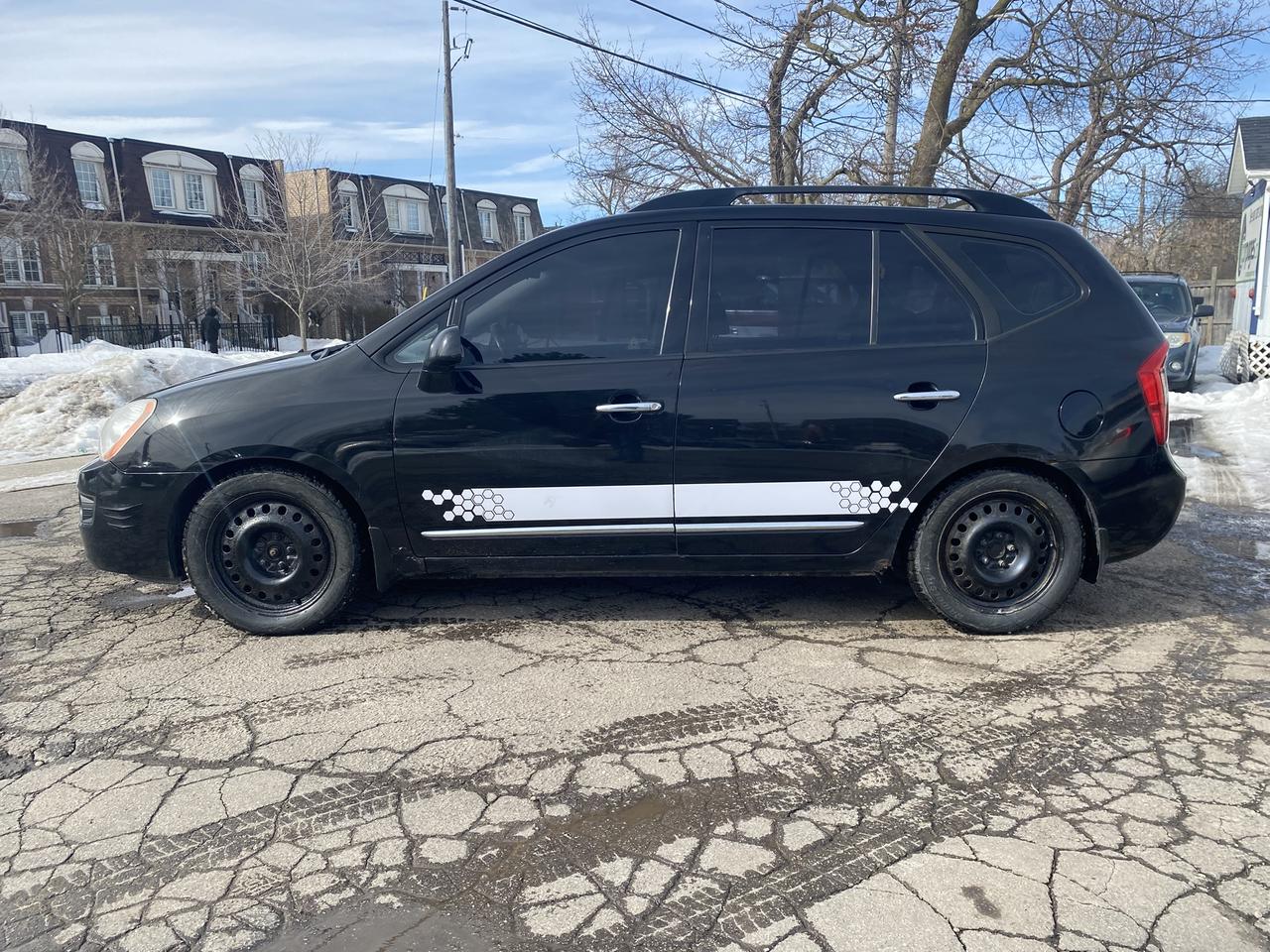 2009 Kia Rondo 7Passenger/Automatic/Accident Free/Leather/Roof Photo