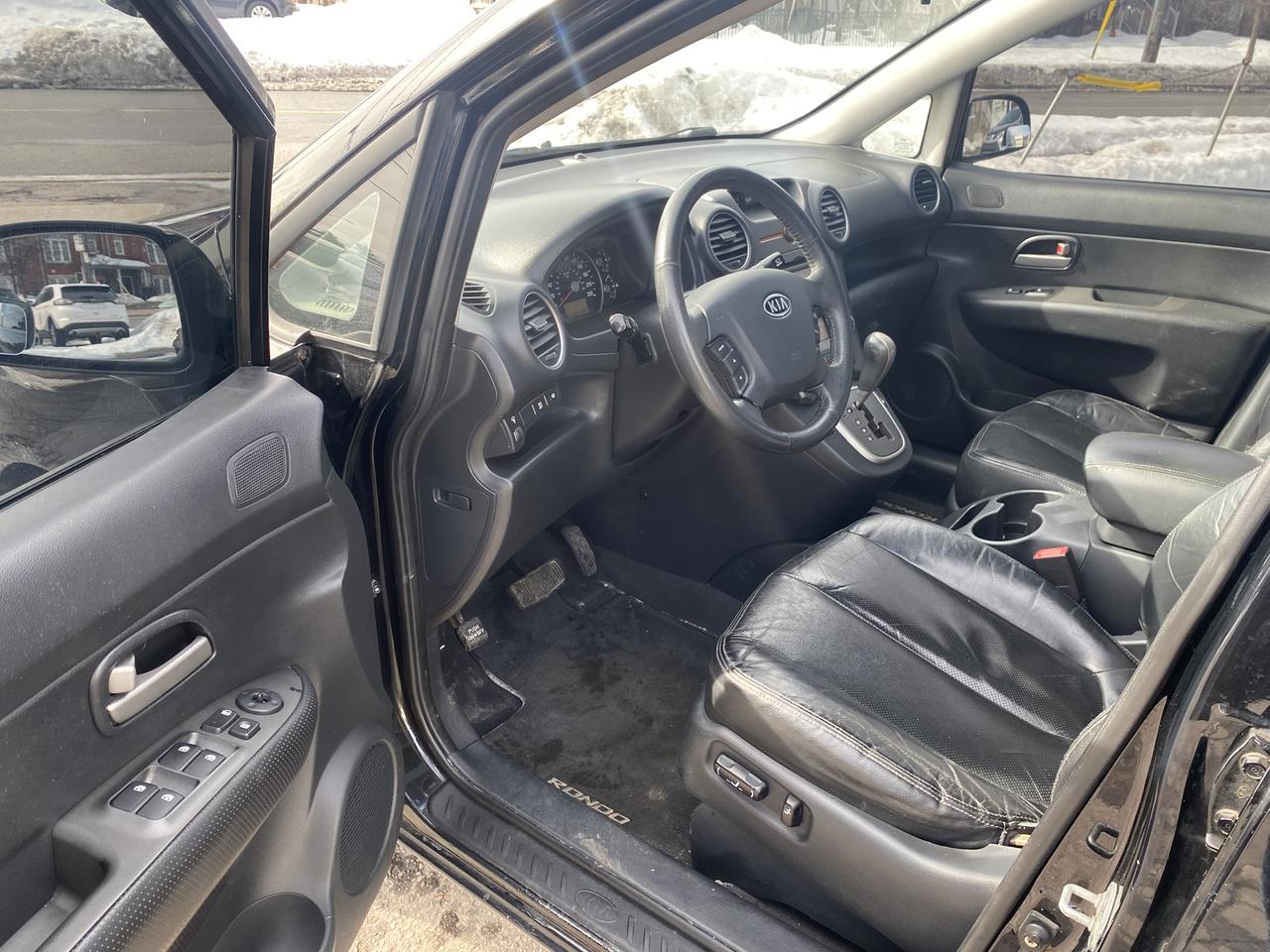 2009 Kia Rondo 7Passenger/Automatic/Accident Free/Leather/Roof Photo