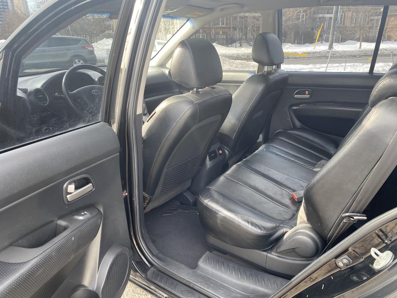 2009 Kia Rondo 7Passenger/Automatic/Accident Free/Leather/Roof Photo