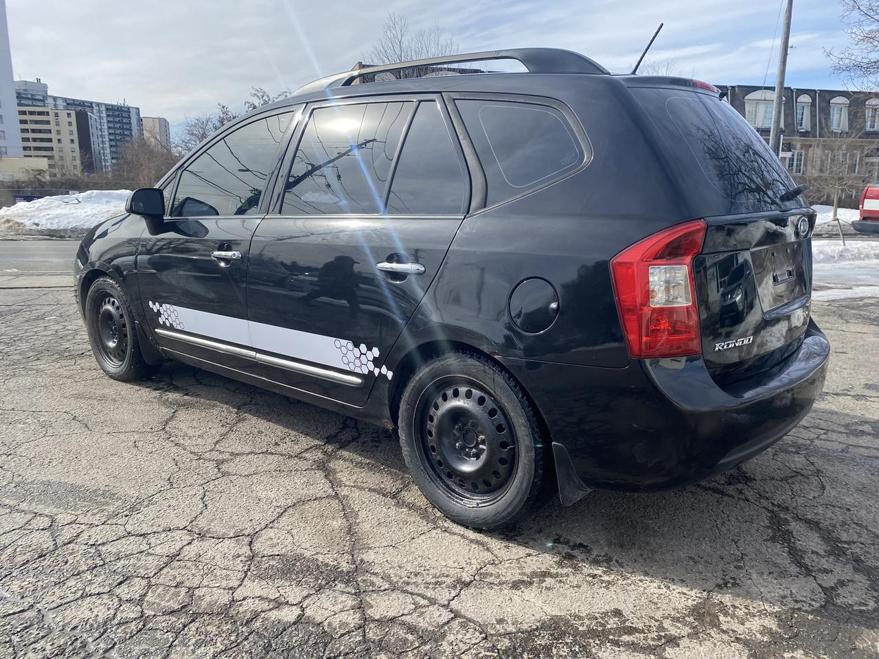 2009 Kia Rondo 7Passenger/Automatic/Accident Free/Leather/Roof Photo