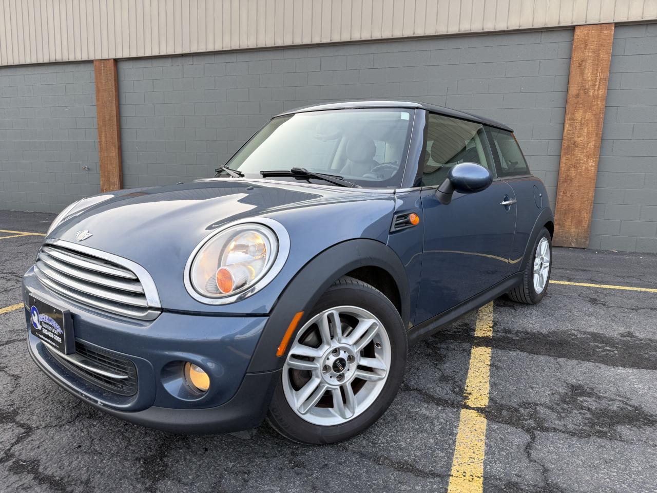 2011 MINI Cooper Classic Photo0