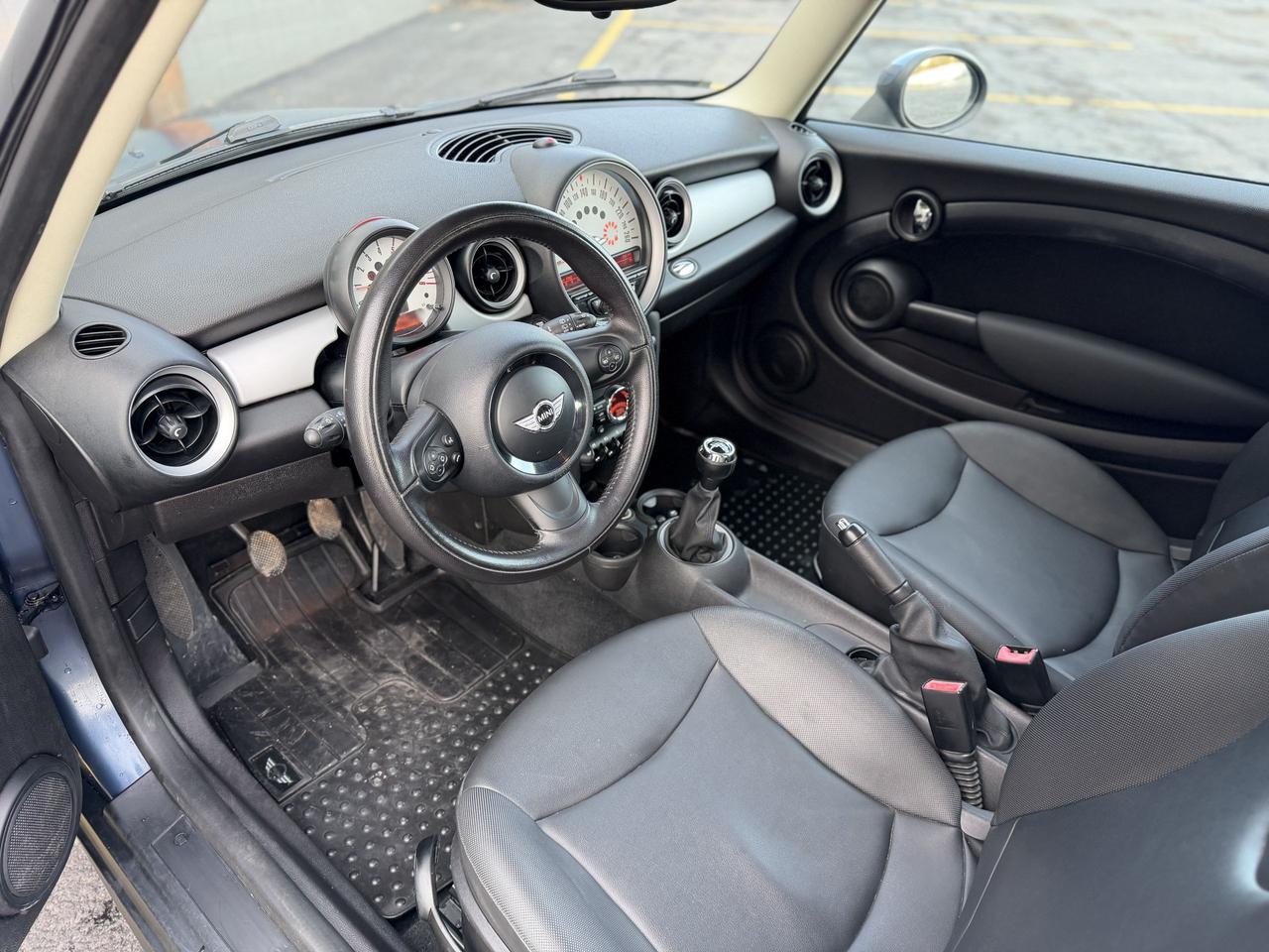 2011 MINI Cooper Classic Photo