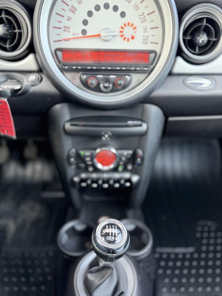 2011 MINI Cooper Classic Photo