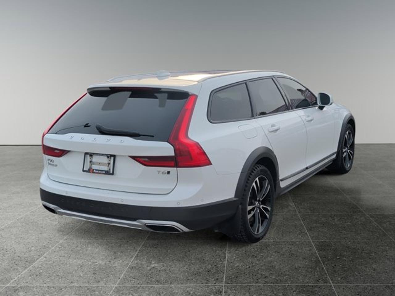 2018 Volvo V90 Cross Country T6 - Photo #5