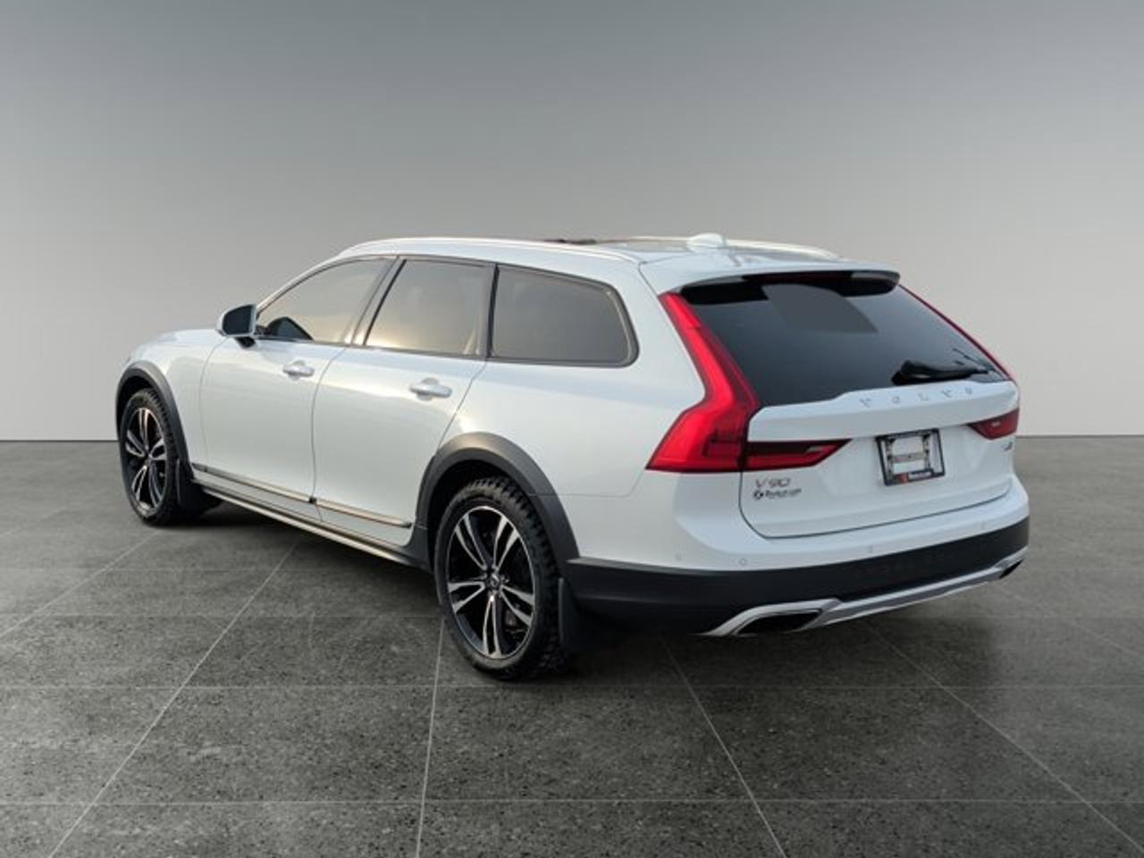 2018 Volvo V90 Cross Country T6 - Photo #3