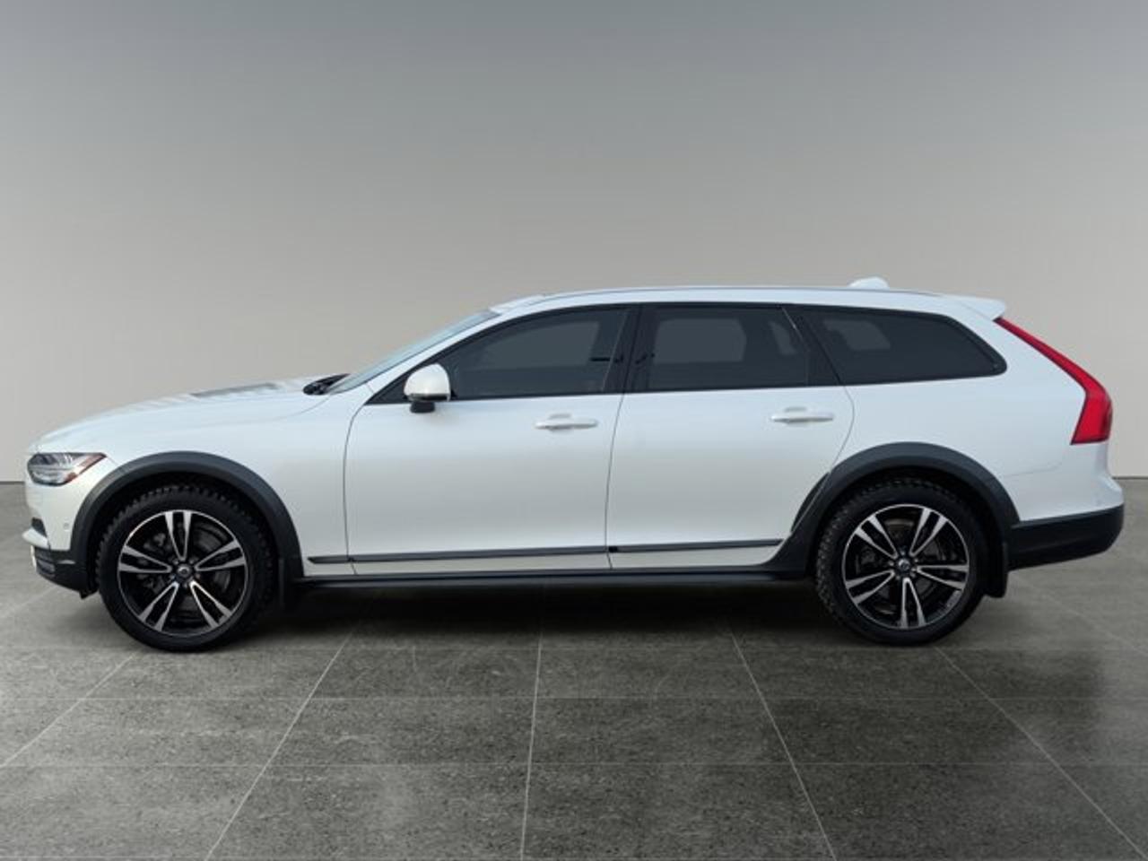 2018 Volvo V90 Cross Country T6 - Photo #2