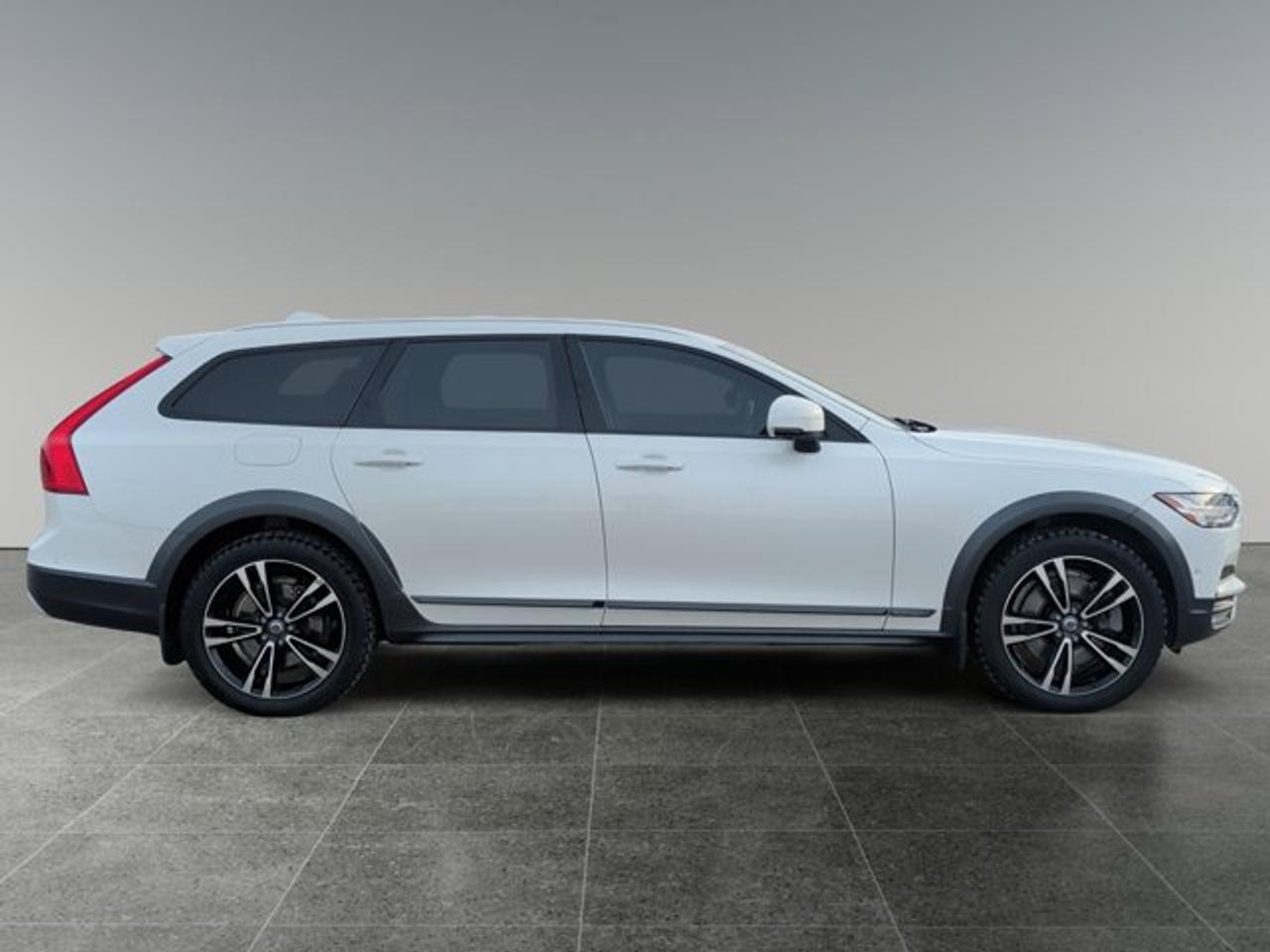 2018 Volvo V90 Cross Country T6 - Photo #6