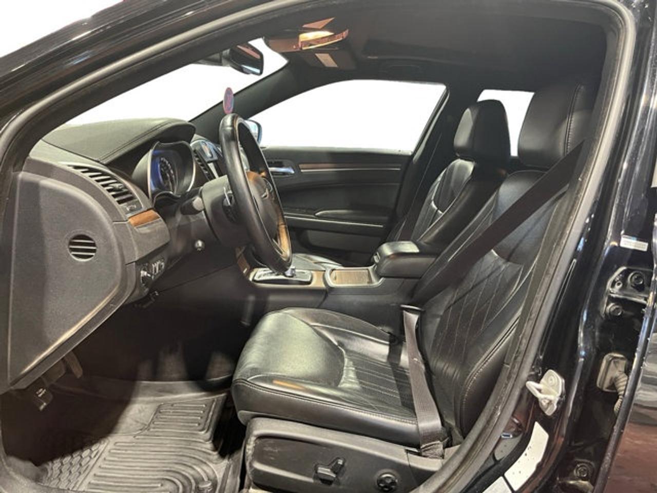 2017 Chrysler 300 300C Platinum - Photo #10