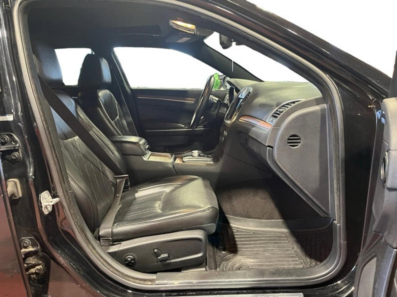 2017 Chrysler 300 300C Platinum - Photo #11