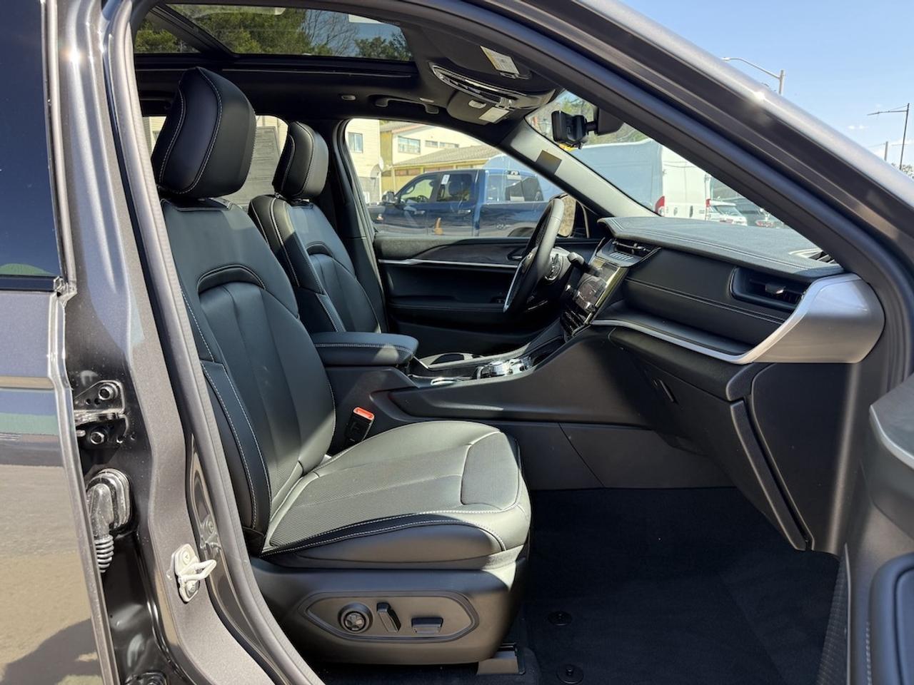 2026 Jeep Grand Cherokee LIMITED 4X4 Photo