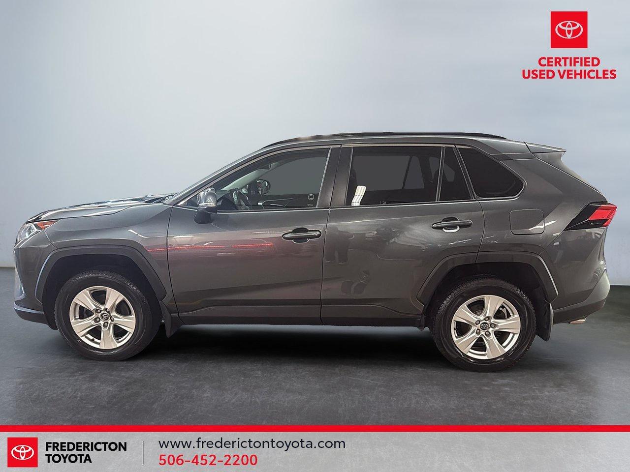 2021 Toyota RAV4 XLE Photo4