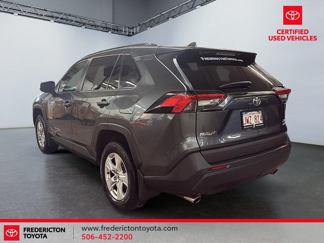 2021 Toyota RAV4 XLE Photo3