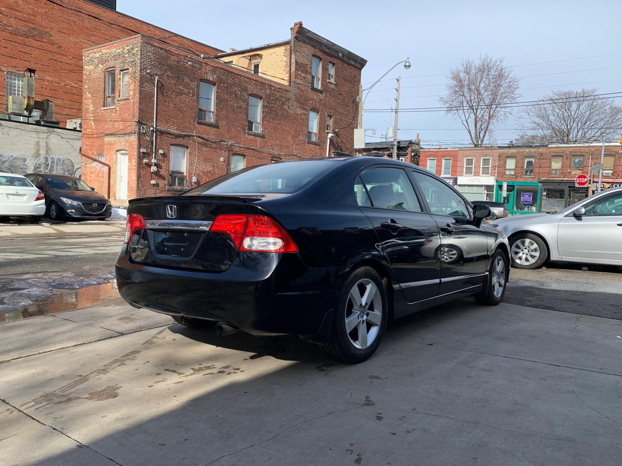 2011 Honda Civic 4dr Auto EX-L Photo