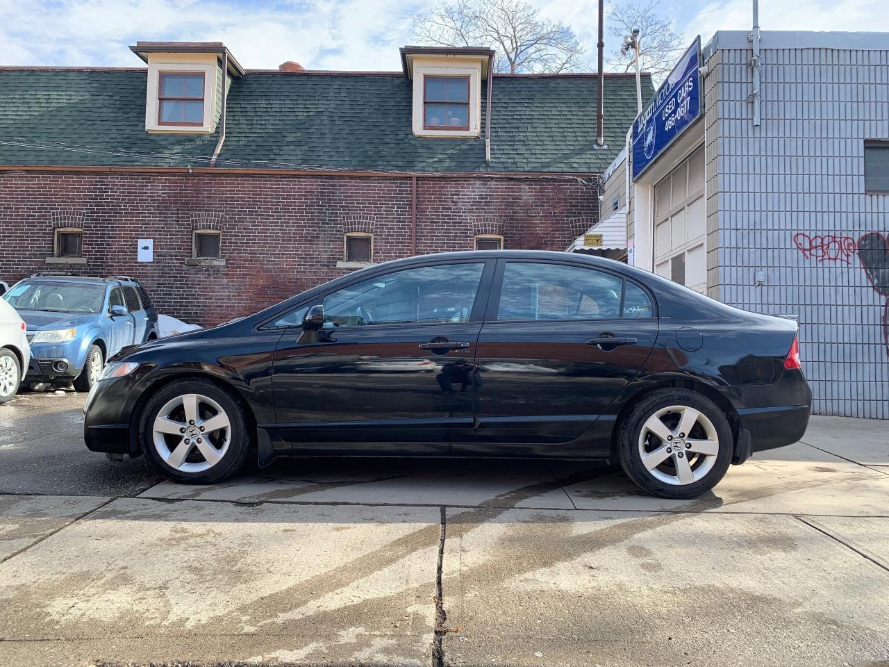 2011 Honda Civic 4dr Auto EX-L Photo