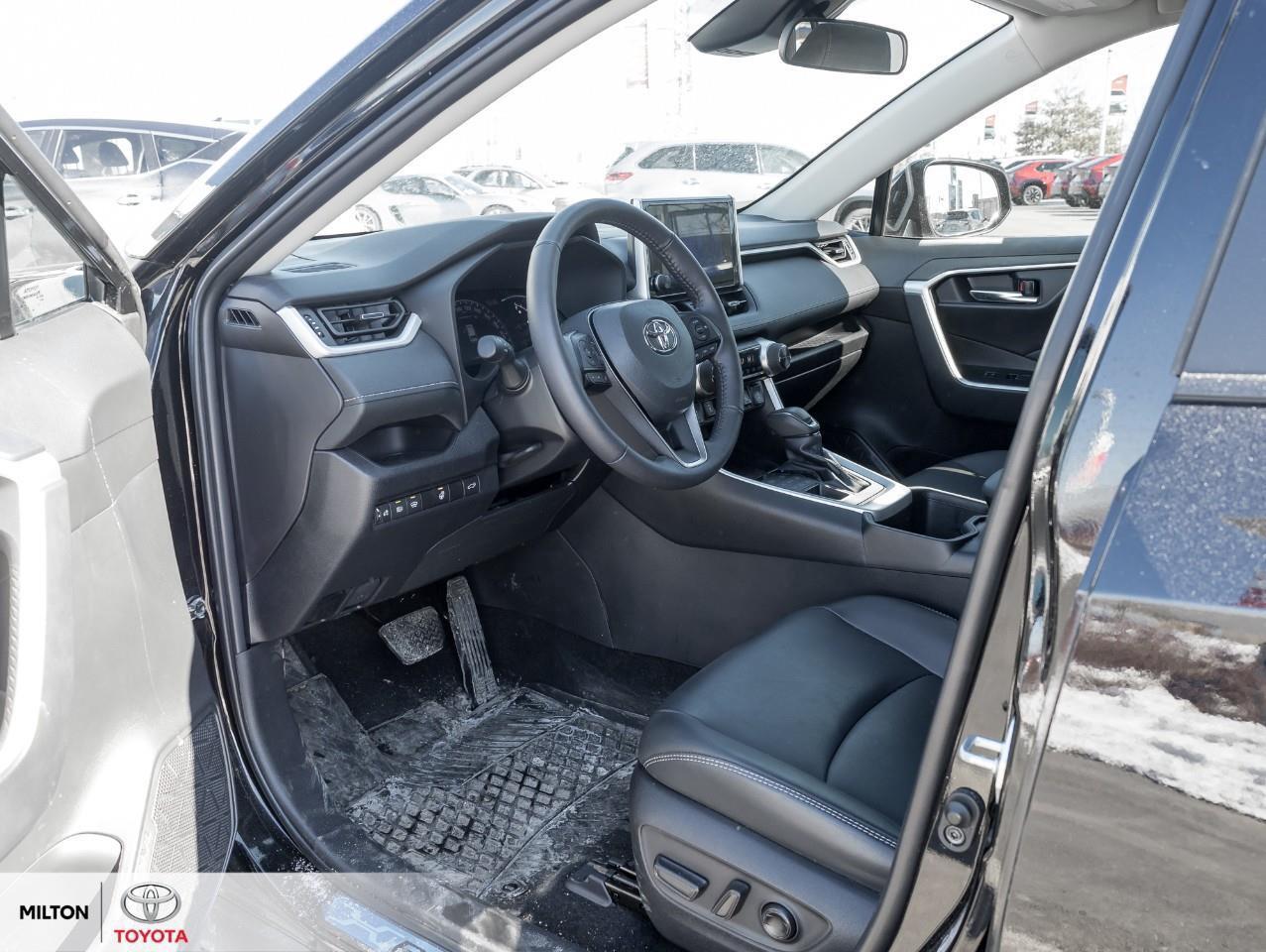 2024 Toyota RAV4 PREMIUM LEATHER SEATING SUNROOF CARPLAY ONE OWNER Photo