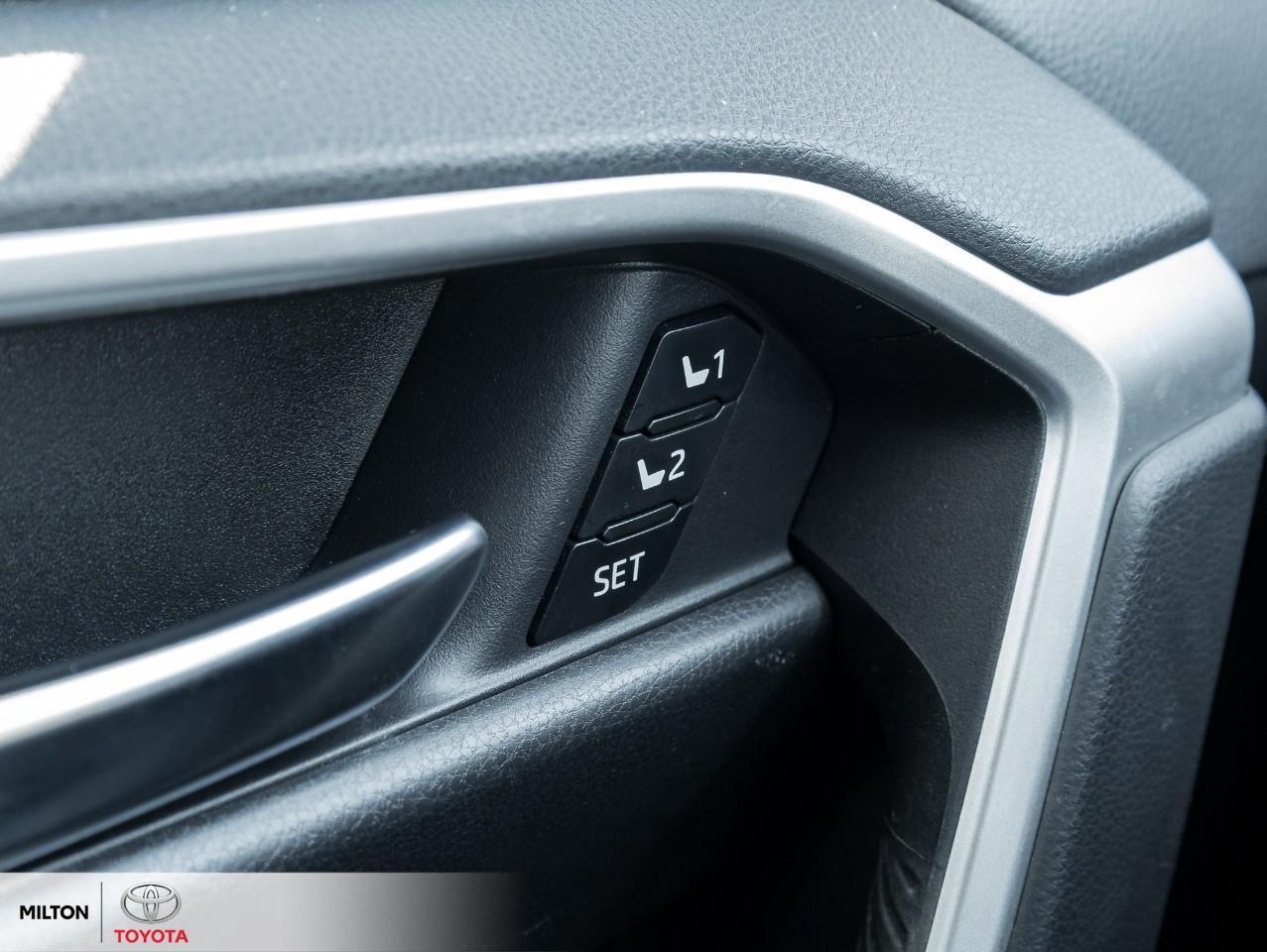 2024 Toyota RAV4 PREMIUM LEATHER SEATING SUNROOF CARPLAY ONE OWNER Photo