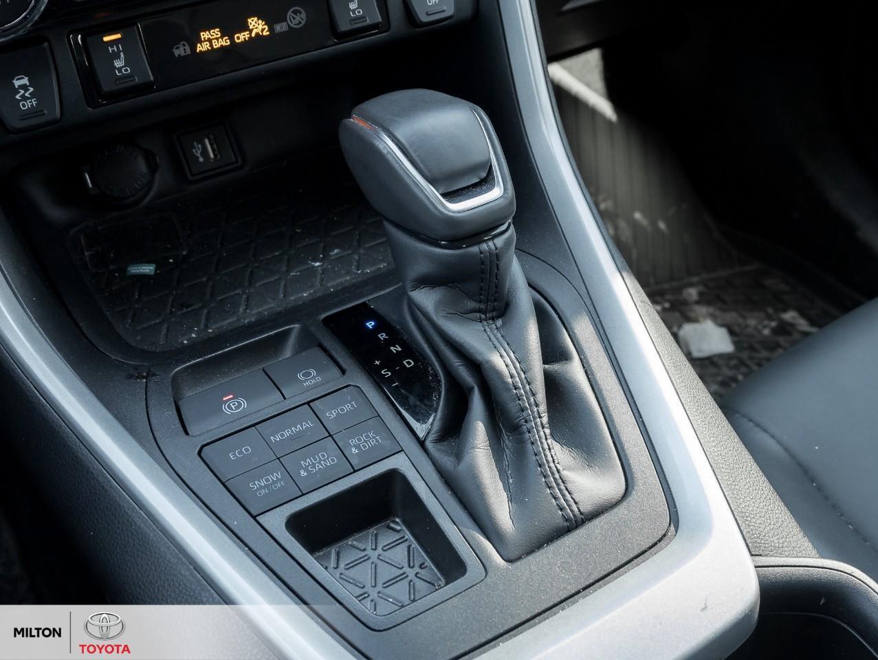 2024 Toyota RAV4 PREMIUM LEATHER SEATING SUNROOF CARPLAY ONE OWNER Photo