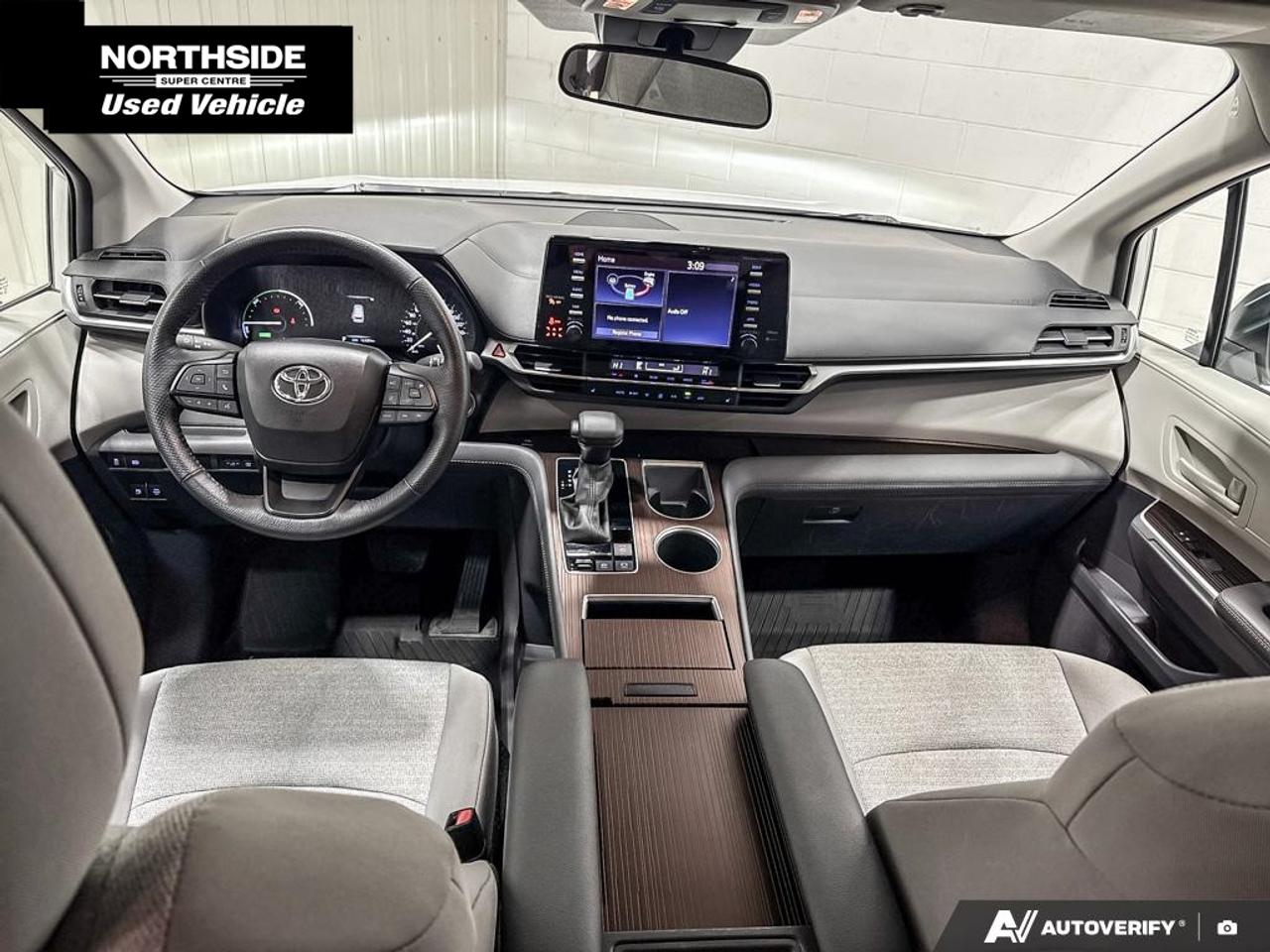 2024 Toyota Sienna LE 8-Passenger 4dr Front-Wheel Drive Passenger Van Photo